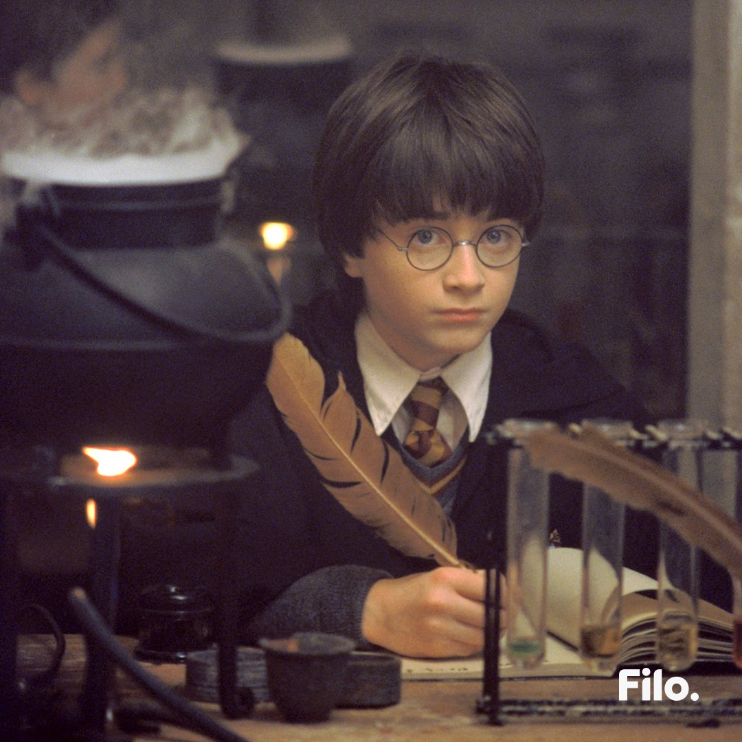 filonewsOK's tweet photo. 🔙 El 29 de noviembre de 2001 el mundo conocía la cara de quién iba a personificar durante muchos años al mago más querido por todes. Y este año, el 11 del mismo mes Warner Bros. Pictures nos regala un viaje mágico a ese momento (no se aceptan Muggles). https://t.co/VPTWvaAgPD