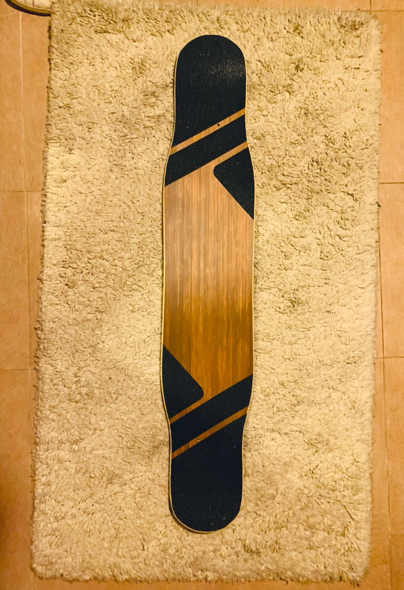 alidur's tweet photo. Zimparayla calistigimizi unutup gene elimizi azicik incelttik ama kisa gecenin isi; yeni kizi daha basit bir tasarimla giydirdik! #longboard #gripwork #griptape #kiwi #timberboards #customdesign https://t.co/tn1UtH9q1Y