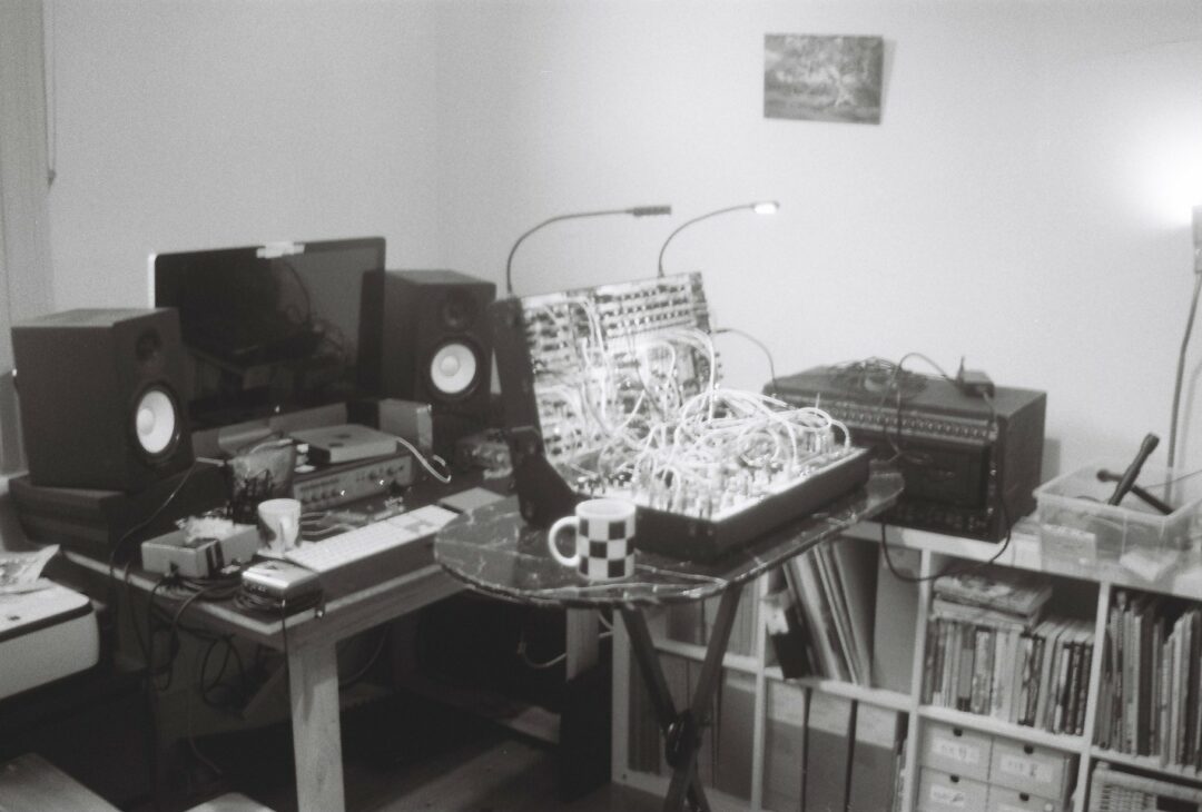 FromTheAither's tweet photo. A behind the scenes photo of the 'Campsie Centre For Electronic Music Research' 🎛🎼🎹🎧 Recently founded by Australian musician + artist Danny Wild - Who we chat with in our latest interview! Link below👀📖:
https://t.co/xi8vjY8uXe
#ExperimentalMusic #DannyWild #ElectronicMusic https://t.co/Ne9uaadiZi