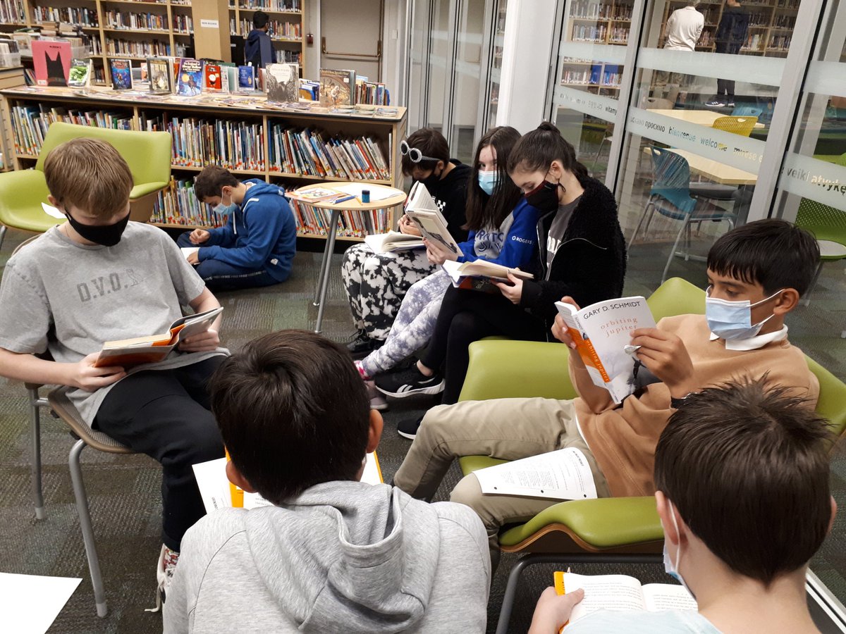 JulieWhiteHunt's tweet photo. West Bay students participated in the provincial DEAR day today. Thank you,Grade Sevens, your modeling was outstanding!#DEAR2021 @westbayschool @bctla https://t.co/X5xMm0zQjG