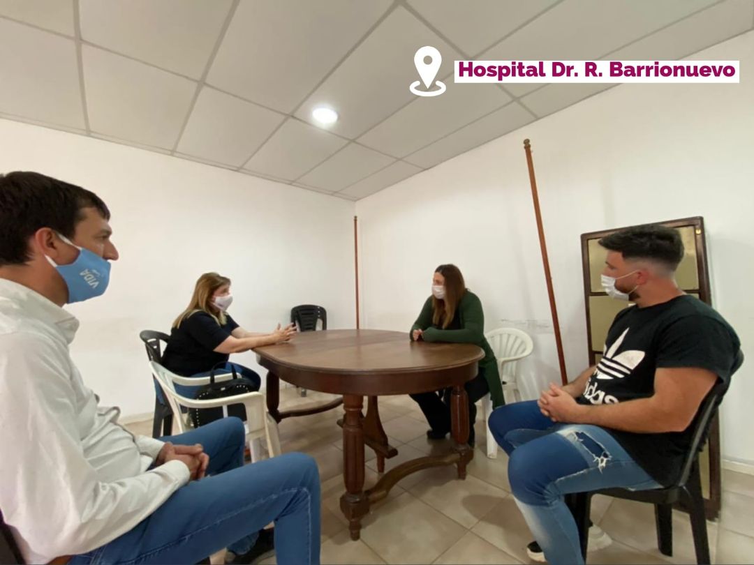 PatriCattaneo's tweet photo. 📍 Capitán Bermudez
Visitamos el hospital "Dr. Reynaldo Barrionuevo" con el fin de poder dialogar y escuchar sus necesidades. También visitamos  la distribuidora y zapateria "Roberto" con el objetivo de promover la industria nacional y las empresas familiares #Podemos #MacSantaFe https://t.co/DHVAgKp3mw
