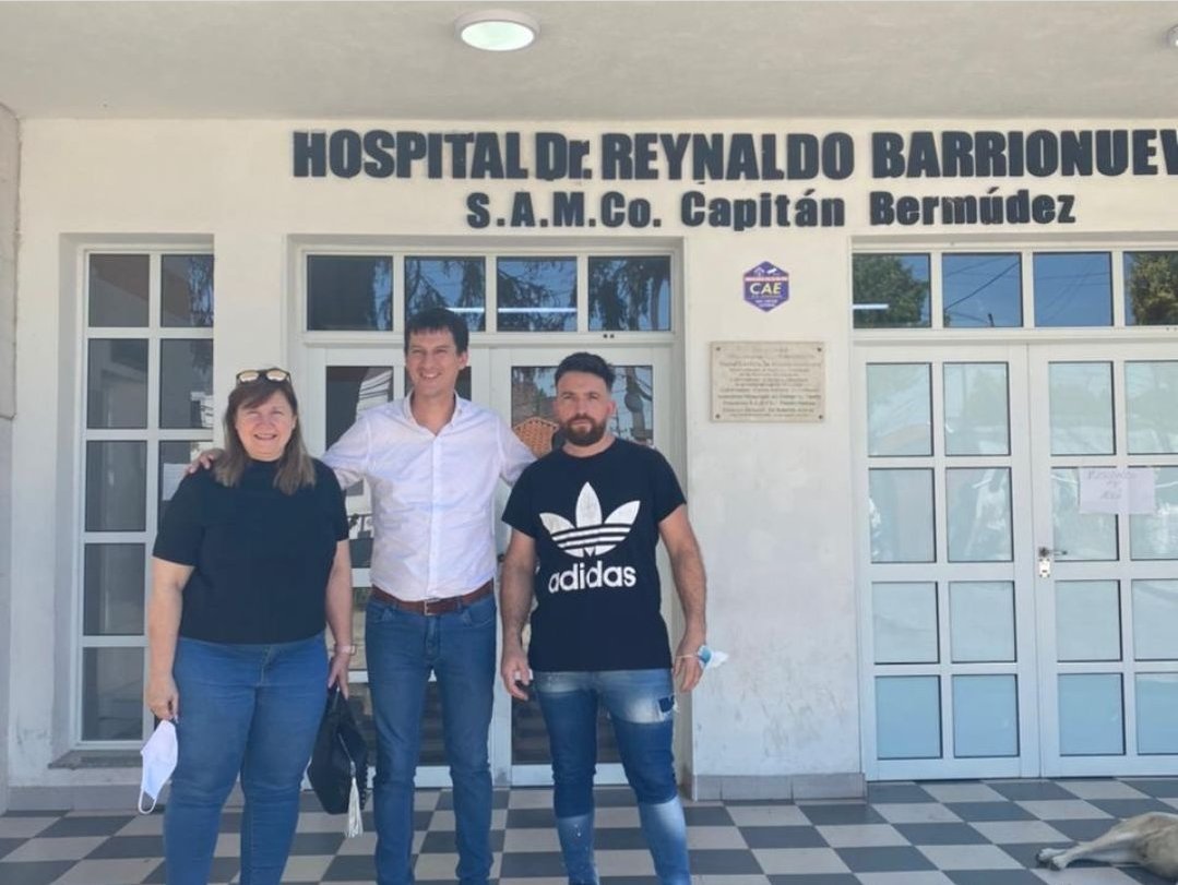 PatriCattaneo's tweet photo. 📍 Capitán Bermudez
Visitamos el hospital "Dr. Reynaldo Barrionuevo" con el fin de poder dialogar y escuchar sus necesidades. También visitamos  la distribuidora y zapateria "Roberto" con el objetivo de promover la industria nacional y las empresas familiares #Podemos #MacSantaFe https://t.co/DHVAgKp3mw