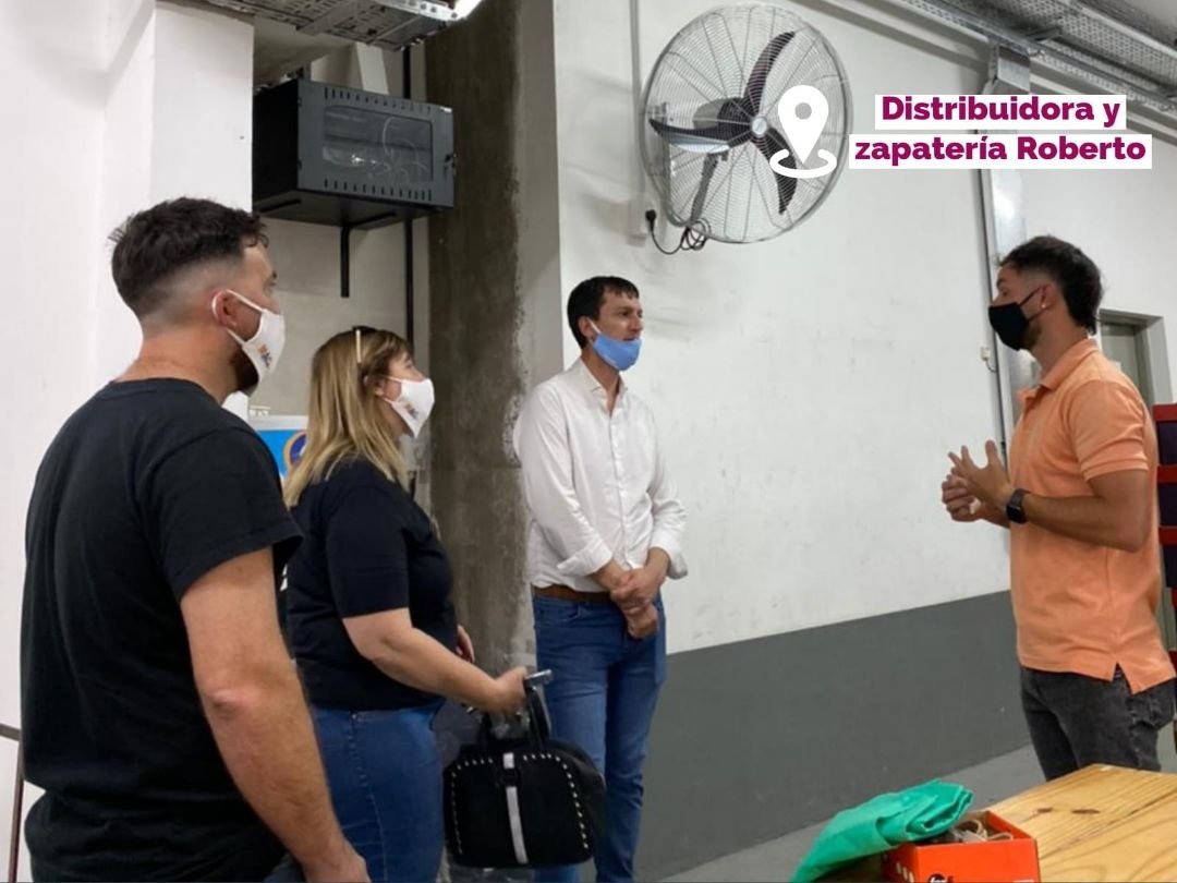 PatriCattaneo's tweet photo. 📍 Capitán Bermudez
Visitamos el hospital "Dr. Reynaldo Barrionuevo" con el fin de poder dialogar y escuchar sus necesidades. También visitamos  la distribuidora y zapateria "Roberto" con el objetivo de promover la industria nacional y las empresas familiares #Podemos #MacSantaFe https://t.co/DHVAgKp3mw