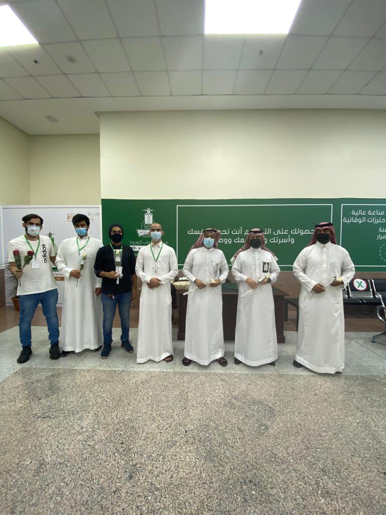 SCCS_KAU's tweet photo. تشرفنا في الرابعة عشر من شهر تموز بتقديم هدايا شكر وإمتنان لأبطالنا في مركز لقاحات COVID-19 🌟🌟

#جامعة_الملك_عبدالعزيز 
#kau https://t.co/FHMoVaEPXz