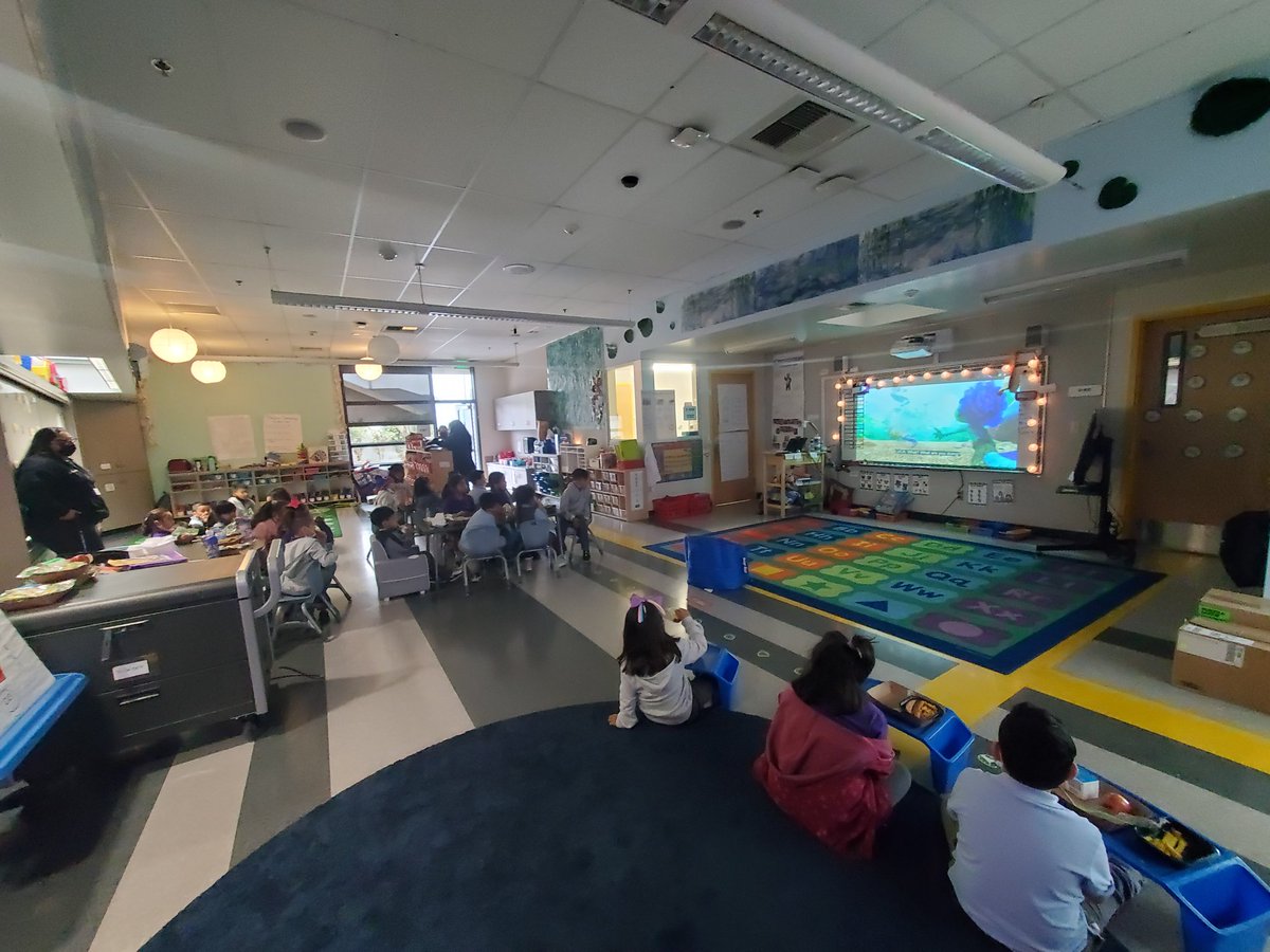 Excelente clase, apesar de la lluvia ☔ clase de K completa en @AspireInskeep <a href="/MsJ_Hernandez/">Jayne Hernandez</a> <a href="/MsMarinK/">Ms. Marin</a> <a href="/MsJAyala/">Jocelyn Ayala</a> @CHeatonPhD <a href="/AspireLAschools/">Aspire LA Schools</a> Lunch time!!