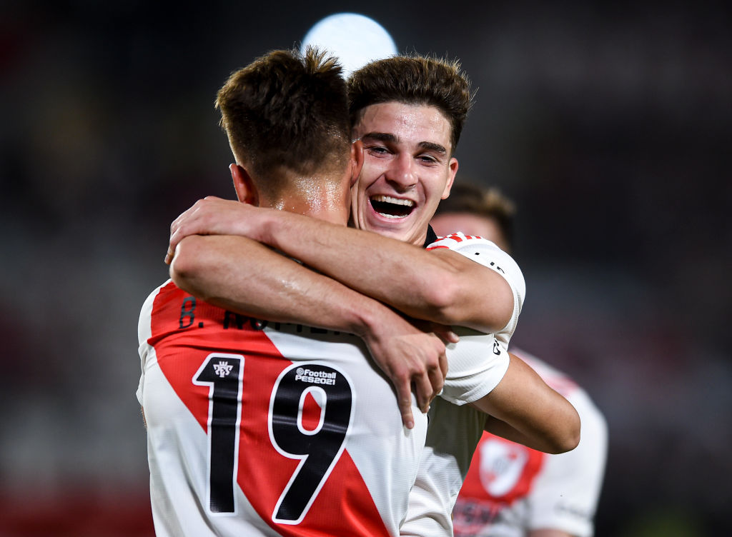 -Primero yo te doy el gol a vos y después vos me lo das a mí.

-Dale

🙌🙌