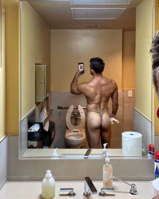 Back view #dancer backstage https://t.co/Ns6LQypGyJ<a href="/tag/dancer"class="tags">#dancer</a>