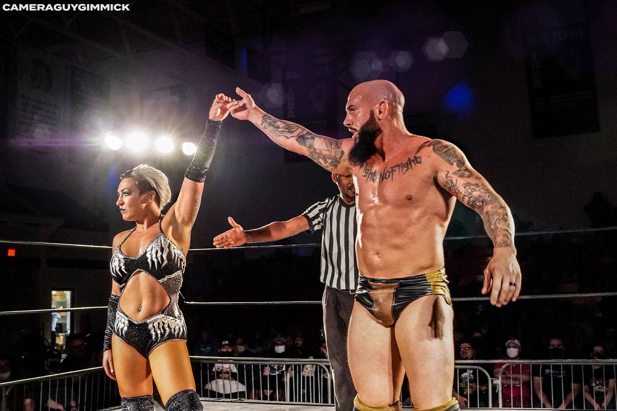 RealLadyFrost's tweet image. #PrettyProper is forever.
🧊🎩