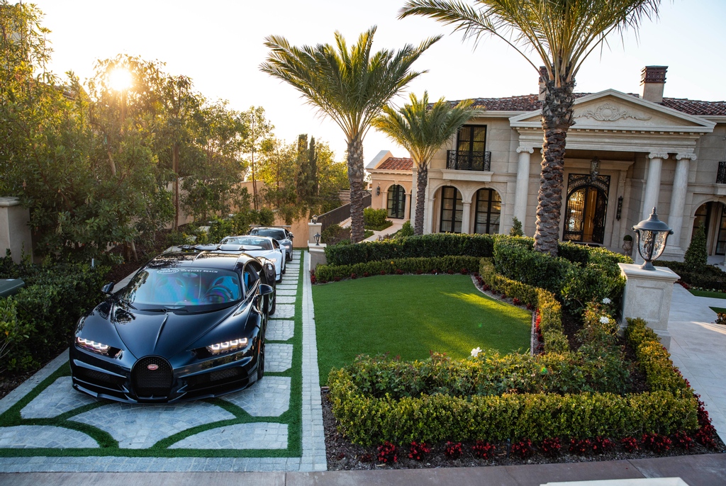 Bugatti_NB's tweet photo. No such thing as Monday Blues when you have views like these! 🤩

Looking back on our Chiron Pur Sport test drives with a couple extra guest appearances.

Which is for you, the home, or the Chiron's?

#Bugatti #BugattiNewportBeach #BugattiNB https://t.co/HnlA7fbT0y