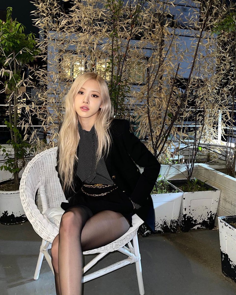 ShawolUvu's tweet photo. Mi bias, claro que sí mi mujer, vieja perfecta, razón de mi existencia, best vocalist, te amo tanto mi reina en verdad Rosé Pretty 

#Roseperfect #rosebeauty #roseangel #rosegold #blackpinkdiamond #blackpinkdivine #BLACKPINKfantastic https://t.co/F6pM72SCcA