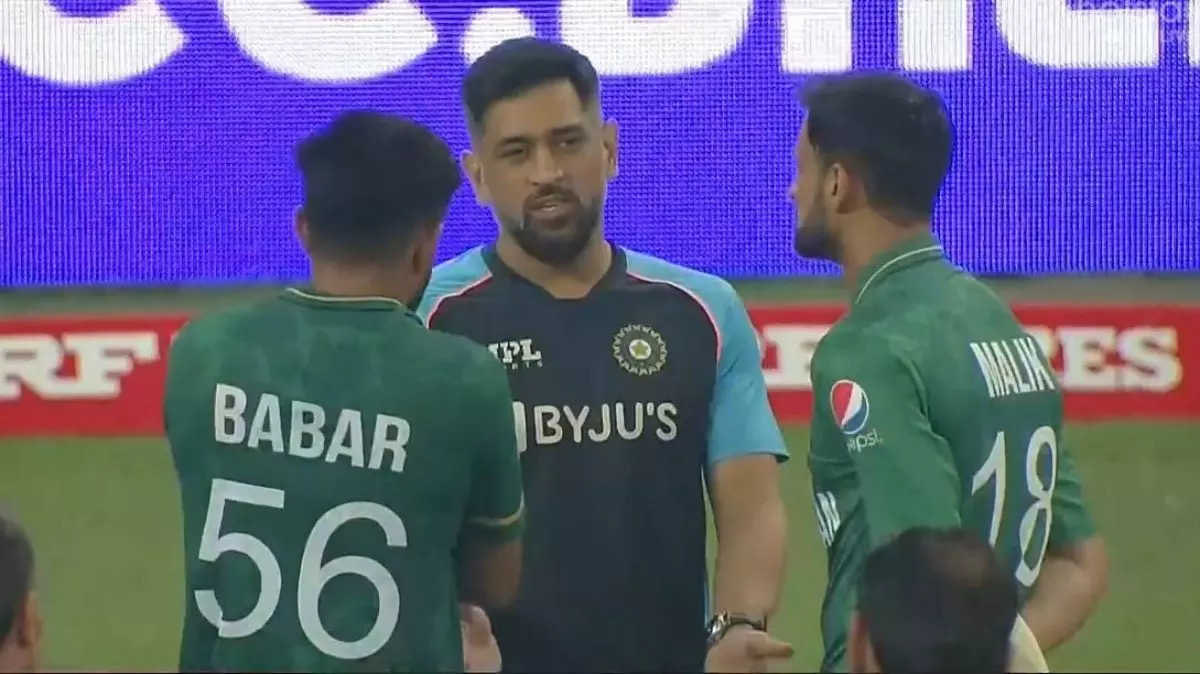 ShoaibKBajwa's tweet photo. @ShashiTharoor This is the visual thesis of your article, it is actually cricket who won on Sunday. Winning young Pakistan Captain @babarazam258 is probably taking some tips from @msdhoni after the match 👇🏼 https://t.co/a73B9WAtS4