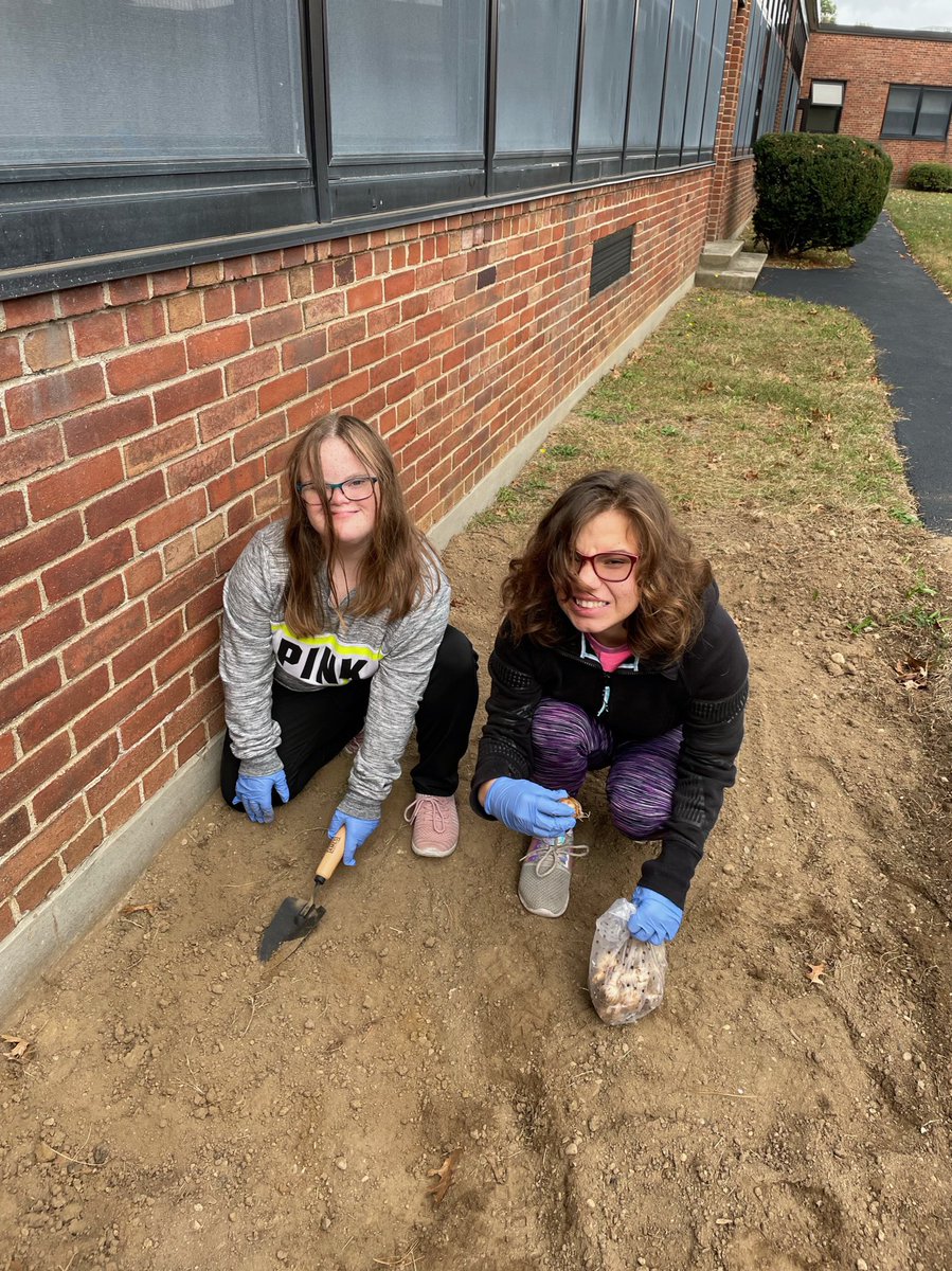 mswegener's tweet photo. Ss working hard in technology class planting bulbs. We can’t wait to see what will grow this spring. @AmesChiefs @Techteach0831 @_pdepalma https://t.co/Y3rvbRcddv
