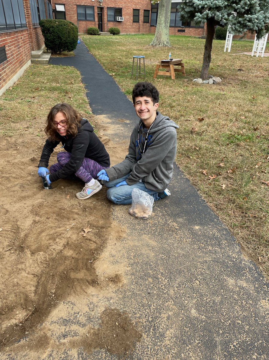 mswegener's tweet photo. Ss working hard in technology class planting bulbs. We can’t wait to see what will grow this spring. @AmesChiefs @Techteach0831 @_pdepalma https://t.co/Y3rvbRcddv