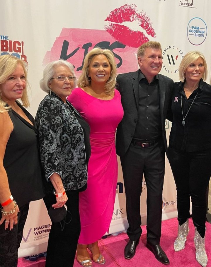 CaptSandyYawn's tweet image. Thank you #Nashville for turning out last night to Kiss #BreastCancer 💋 goodbye! What an amazing event &amp;amp; fundraiser. Let's #SaveTheTatas 💟 #BreastCancerAwareness 🎀