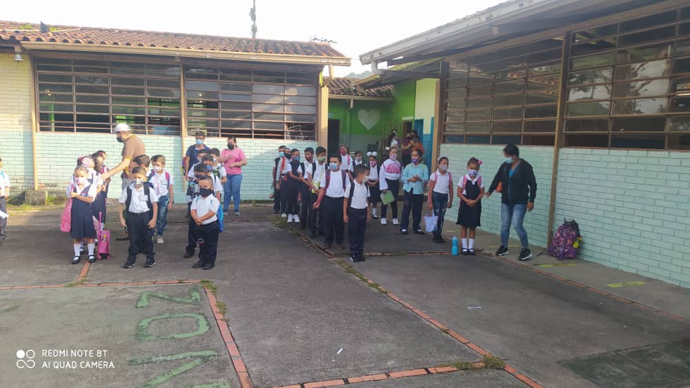 Gran regreso a clases seguro y progresivo en la <a href="/uerau/">UEDr. RAFAEL ANTONIO</a> @ZonaEducTachira <a href="/charlychaves/">Charly Rojas Chaves</a> <a href="/Crazet2011/">Crazet2011</a> @MPPEDUCACION <a href="/_LaAvanzadora/">Yelitze Santaella</a> <a href="/FreddyBernal/">Freddy Bernal</a> <a href="/NicolasMaduro/">Nicolás Maduro</a>
