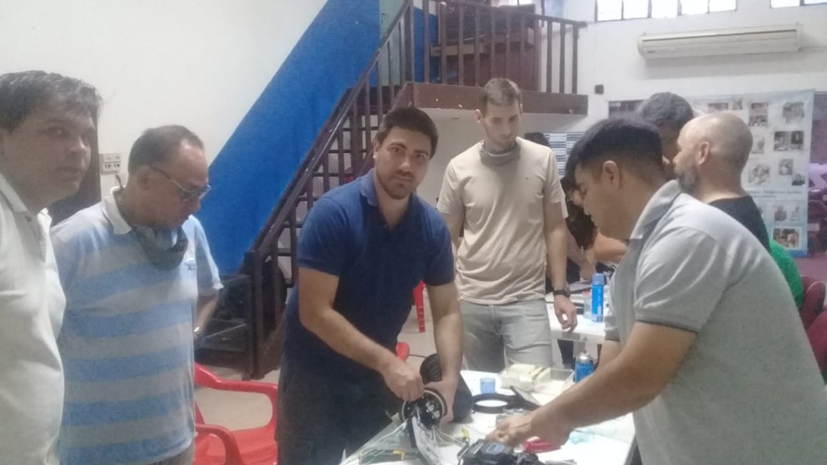 acholich's tweet photo. Los compañeros no paran de capacitarse 👏👏👏 #cursos #idetel #fibraoptica https://t.co/cKnv51d0y9