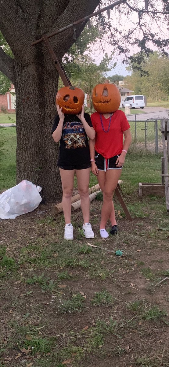 paytonkoller1's tweet photo. halloween buddy date 🧡#doyouknowyourteammate #jhsowlsvball #buddydate https://t.co/ftA4Zbwbw7