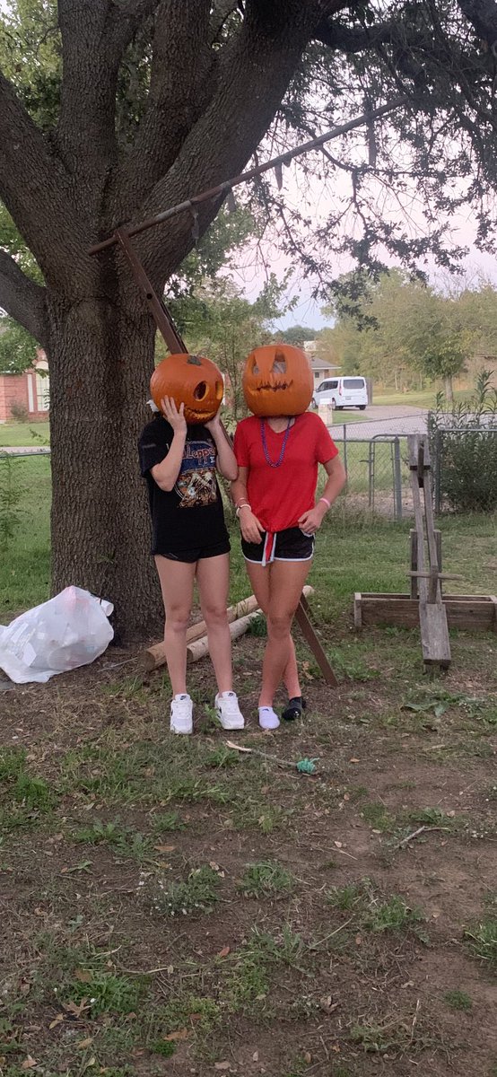paytonkoller1's tweet photo. halloween buddy date 🧡#doyouknowyourteammate #jhsowlsvball #buddydate https://t.co/ftA4Zbwbw7
