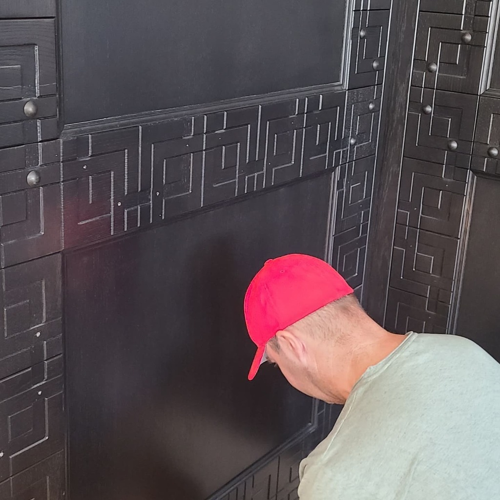 MichaelBDesign's tweet image. The important finishing touches being applied. Can&apos;t wait to share the full before and after picture set with you, soon.

#totalreno 
@legacykitchens 
@colleenfergusondesign instagr.am/p/CVeI8jkP13N/