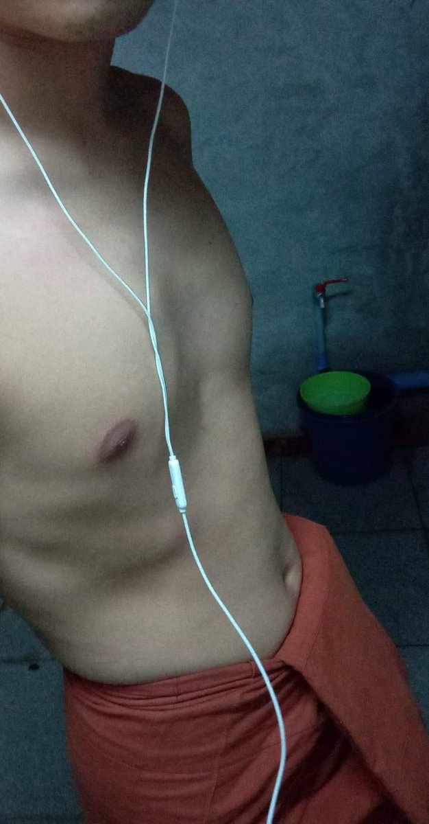 แค่ผ้าสีเหลือง tweet media