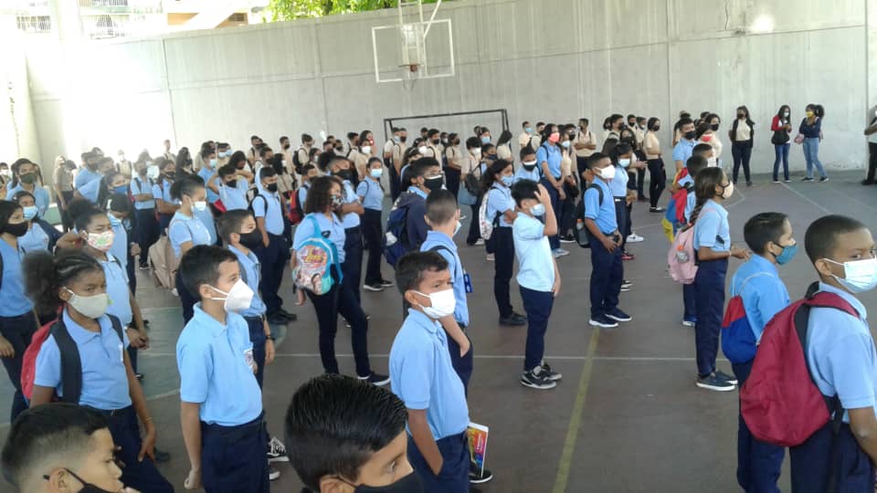 SupervisionZedc's tweet photo. Caracas dice ¡Presente!, así reinician las clases presenciales en los planteles de Distrito Capital! bajo protocolo de Bioseguridad y con el apoyo de nuestras comunidades. #InicioAClasesSeguroyProgresivo @_LaAvanzadora @RosangelaOrozco @Nancyor7 @gracielamarilis @ZonaEducativaDC https://t.co/EOCwMy6ED4