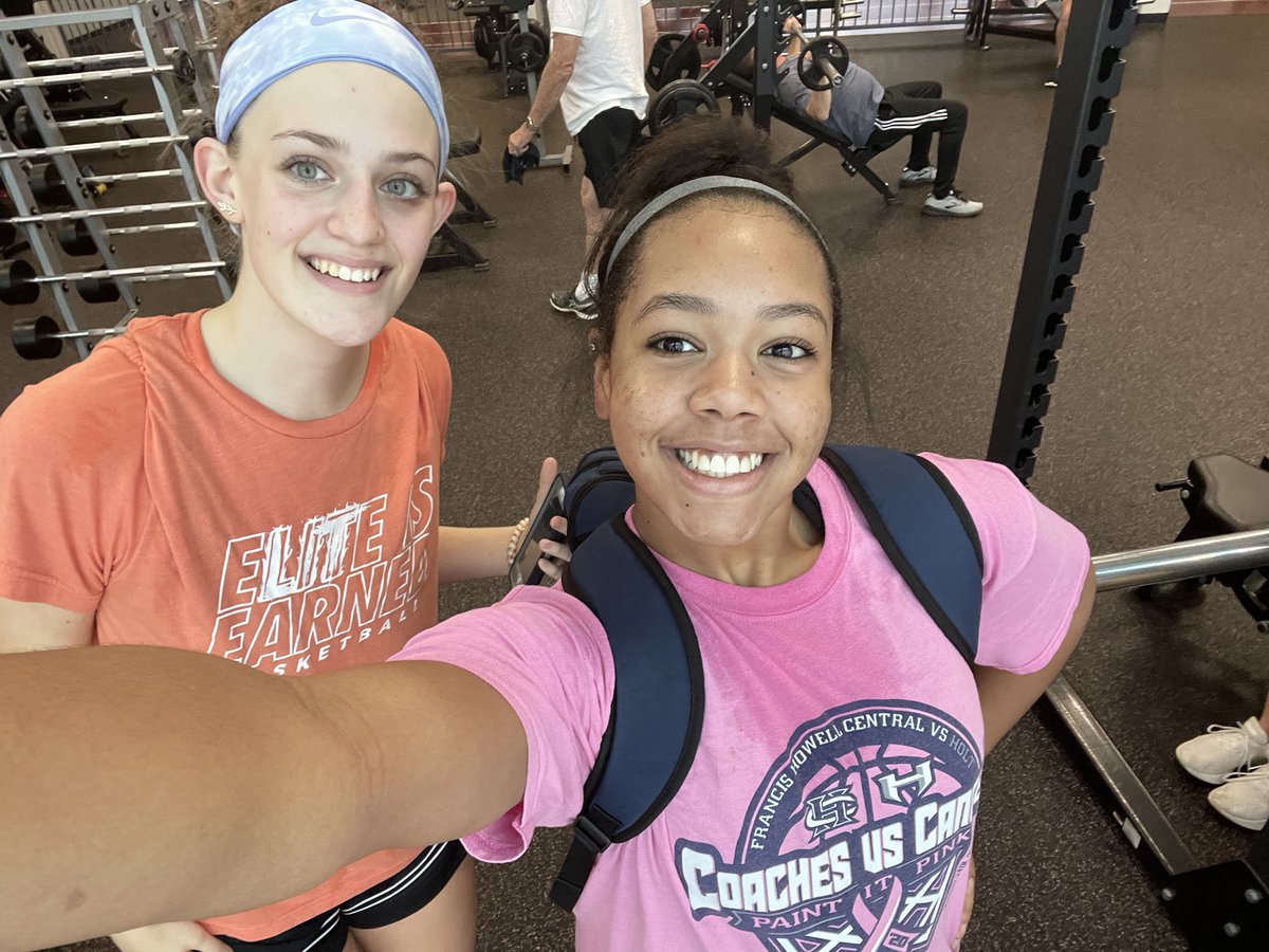 MeghanIllingwo1's tweet photo. 1 week before high school season starts!! got some shots up and a workout in with my fav @BriMason10🥶 https://t.co/gXsDyVAwXW
