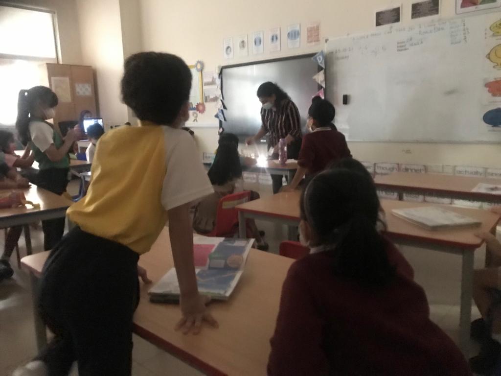 Anu49386167's tweet photo. "Are there smurfs in the sky to give blue color?" Gr2A&B explored the science behind the blue sky @gemsnms_alkhail for #PBL2 @Fatima_Martin @MichelleVerghe1 @Susanna_Porob https://t.co/cfCXrR0i5N