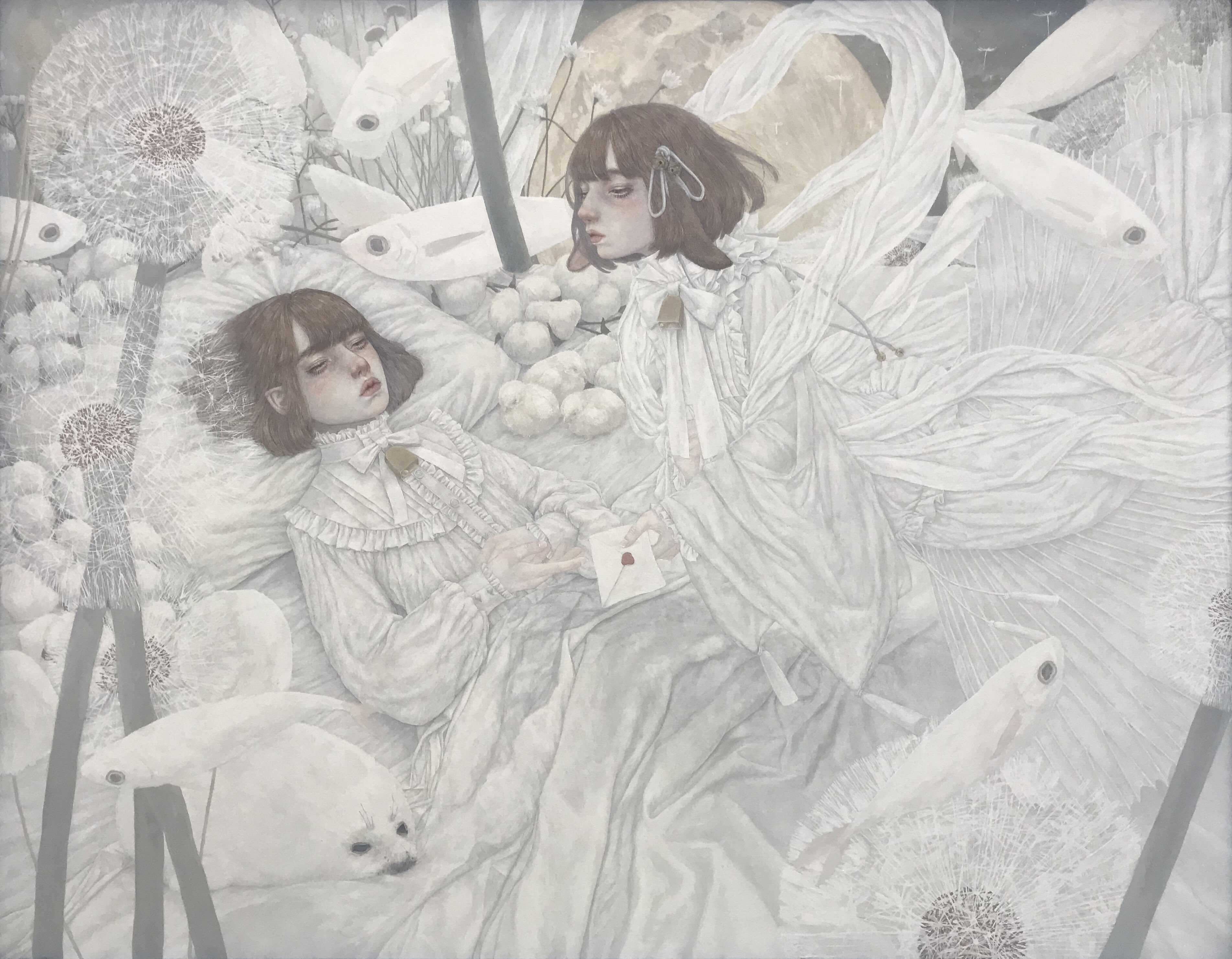 内閣総理大臣賞受賞　受賞作家の大変モダンな絵画です。 内閣総理大臣賞を受賞した吉田匡人さんの作品を観賞する来場者