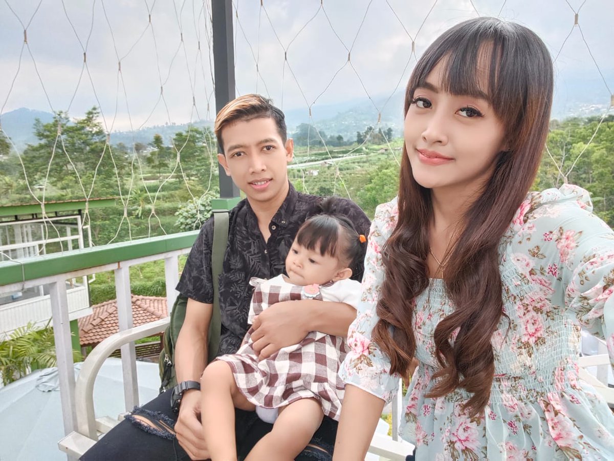 meidistadp's tweet photo. Dulu gini : kapan ya bisa foto ber3
Sekarang : alhamdulillah ya udah squad lengkap 👨‍👩‍👧 https://t.co/ofmsS0wQKq