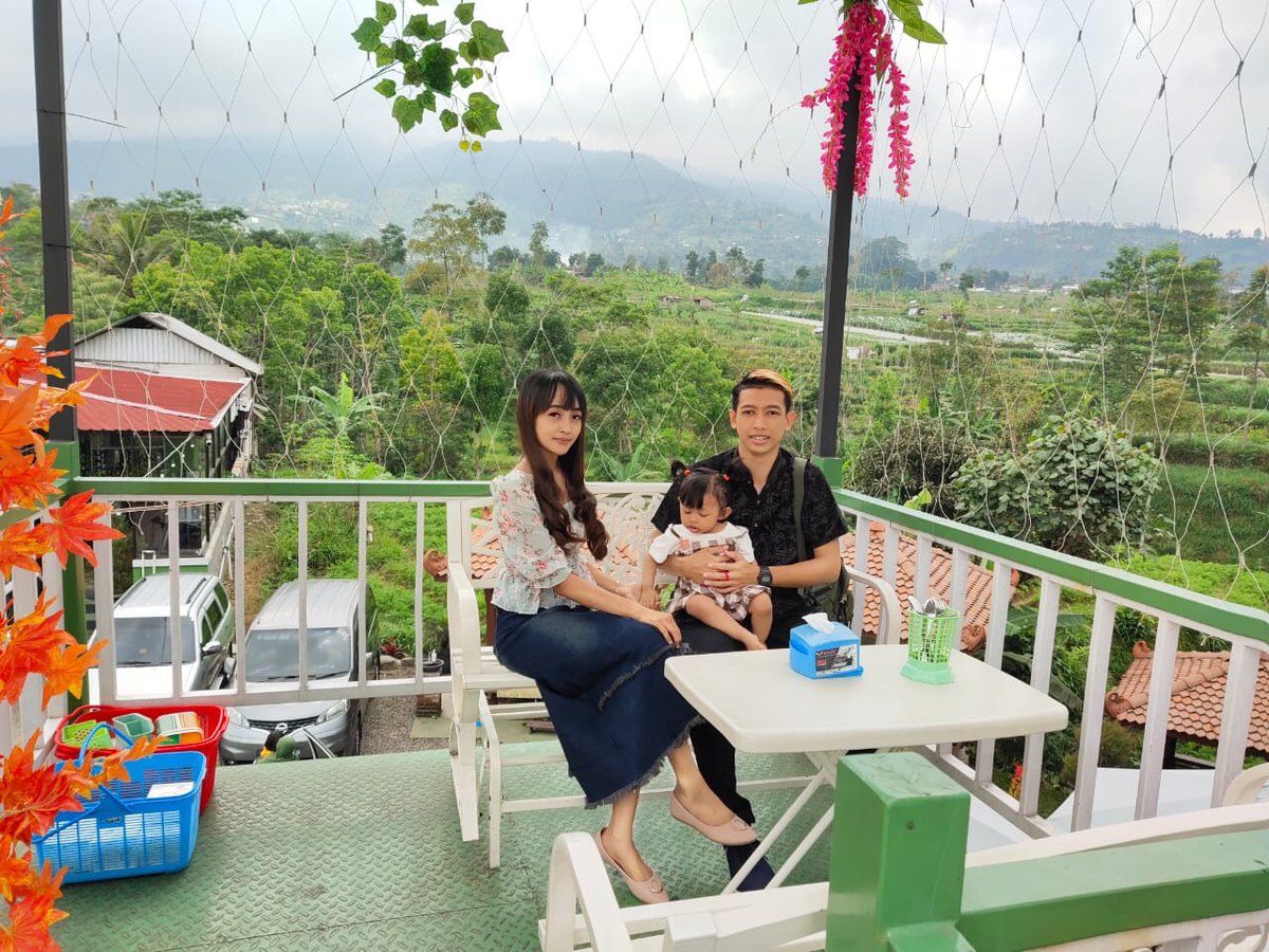 Dulu gini : kapan ya bisa foto ber3
Sekarang : alhamdulillah ya udah squad lengkap 👨‍👩‍👧