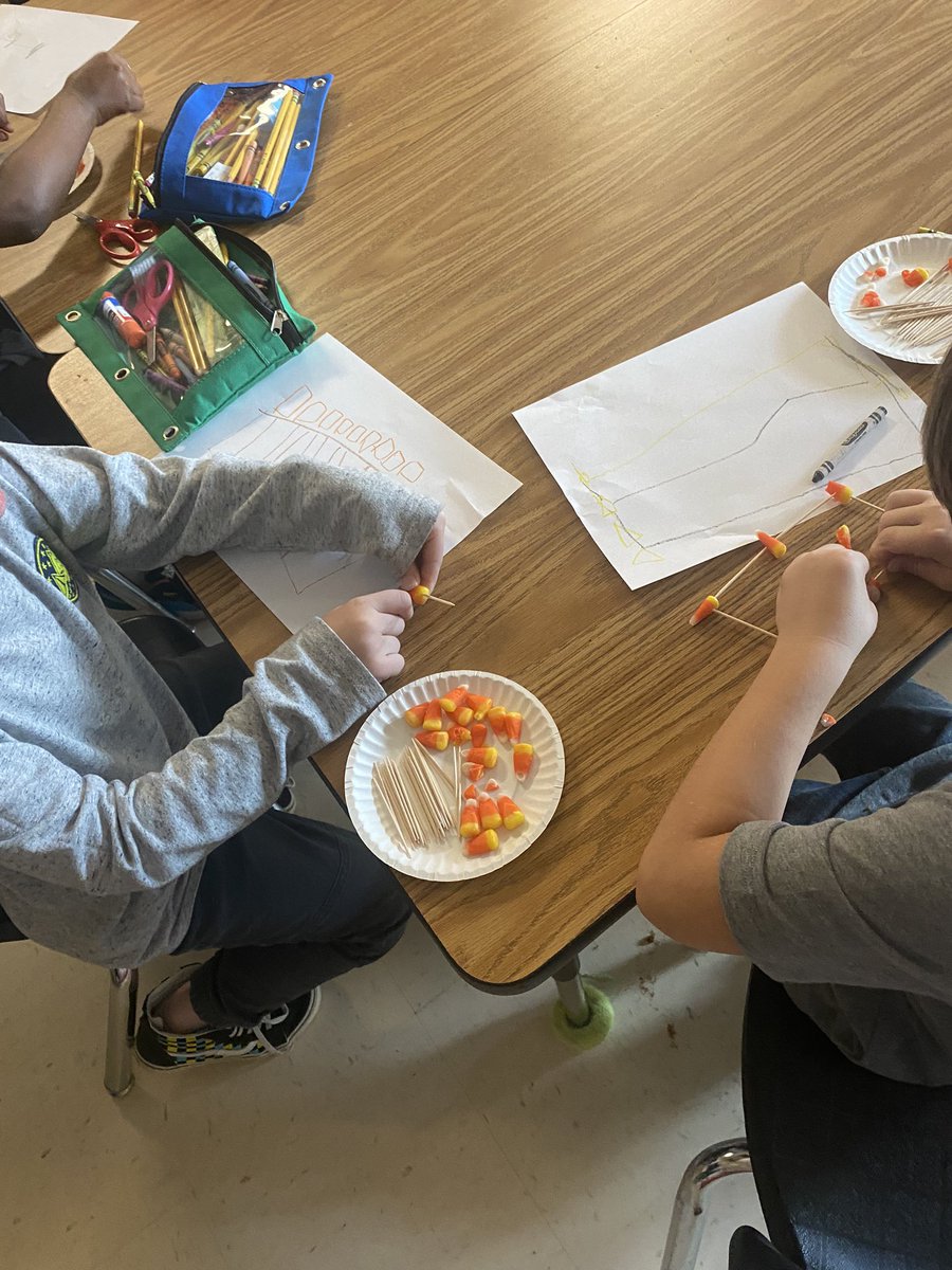 Mrs_Osborne0819's tweet photo. Pumpkin fence building! #petethecat #5littlepumpkins #kinder @FreedomTigers1 #LetFreedomRoar https://t.co/x8o4ucyZUb