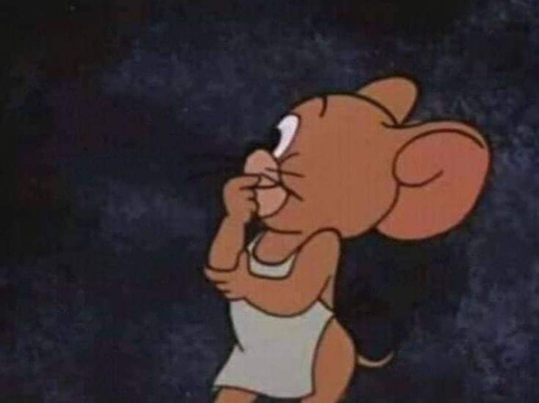 Yo en el cuarto de mi mamá viendo qué le quito para arreglar el mío: