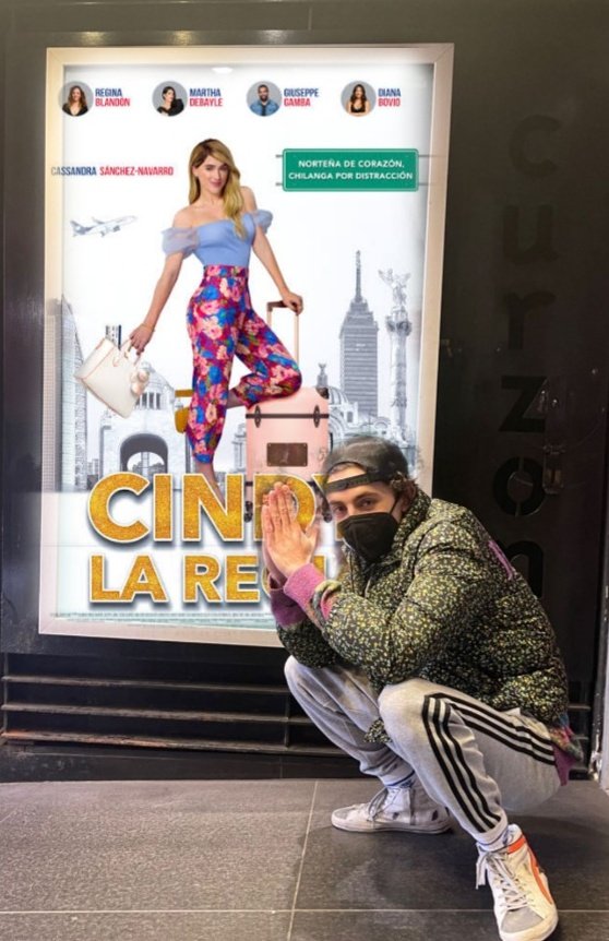 CBuburron's tweet photo. ¡Increíble!
Timothée Chalamet se arrodilla frente a una cartel de Cindy la regia, «es mi película favorita de todos los tiempos, Martha Debayle está estupenda», señaló el actor. https://t.co/AOf4cWzayl