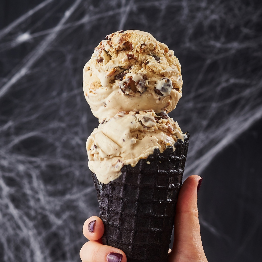 saltandstraw's tweet photo. MAIN CHARACTER ENERGY 🎥 ⭐
Don’t miss your chance to go trick or treating in your own freezer with faves like The Great Candycopia. Last day to stock up on our Ice Scream! Series = All Hallow's Eve. Any guesses which flavors are dropping 11/1? 👀 #newflavormonday #markyourcal https://t.co/LuBQCk505O