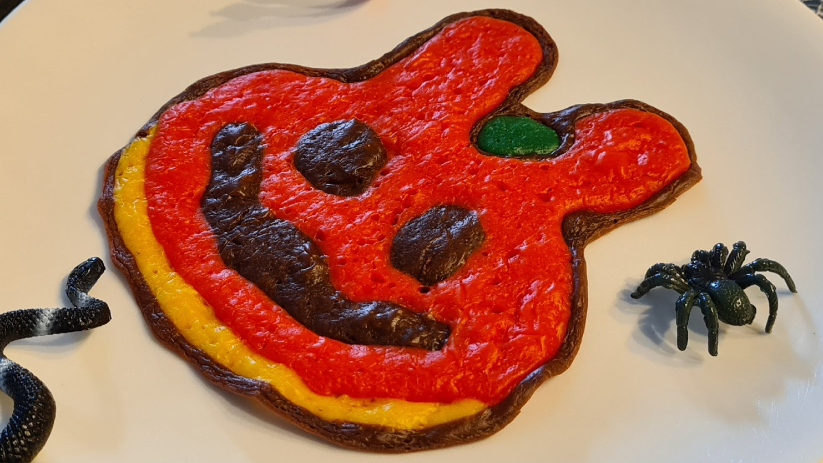 raykeane's tweet photo. @PancakeSwap I spent a few hours with the family creating these Halloween treats. We used molds to create the mini spooky pancakes &amp; for the @PancakeSwap Icon different colored pancake mixtures in squeezy bottles. They really pop against our Halloween theme &amp; tasted great #PancakeHalloween https://t.co/XWDTwRzaU0