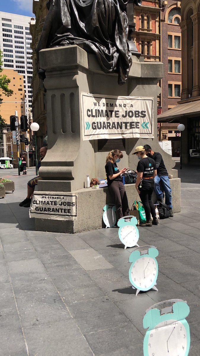 Solabis's tweet photo. Giving coloniser statue a makeover 💄 #climatejobsnow #cop26 #auspol #netzero https://t.co/pR9ughhT1F