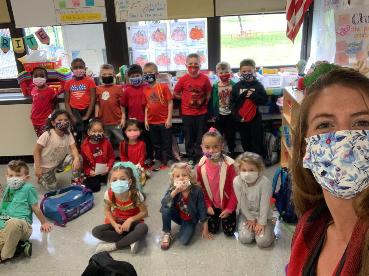 MurilloCounsels's tweet photo. These Bulldogs Wear Red to kick off Red Ribbon Week! So incredible proud of our amazing students and staff! @HowellTwpGrieb #RedRibbonWeek2021 https://t.co/vs0IS744aT