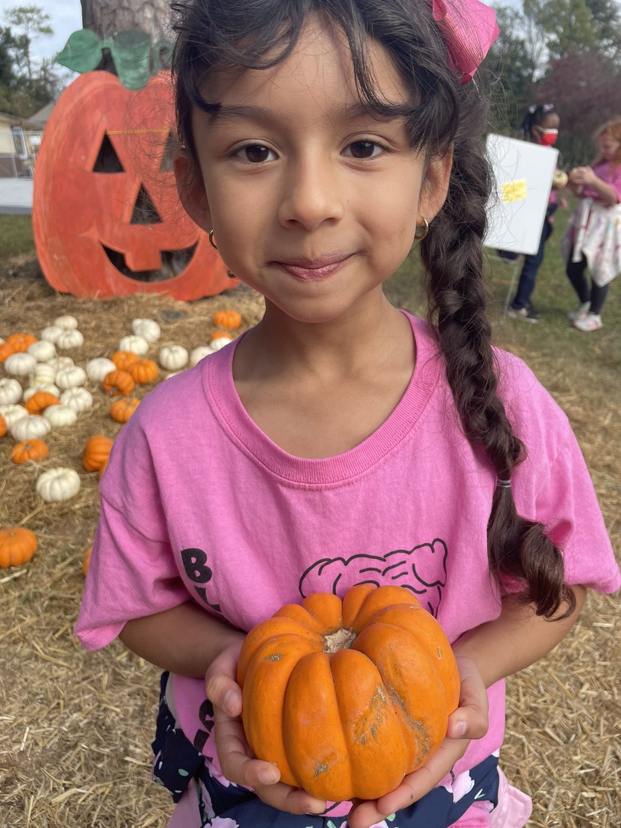 GracyGriffith's tweet photo. My heart is full tonight knowing these babes had a great first field trip ever. The St. Andrew pumpkin patch was incredible! We sang, made ghost slime, did pumpkin math, learned about hummingbirds, &amp; picked out pumpkins! This is #cobbearlylearning. 😍 https://t.co/9bO9rwATVc