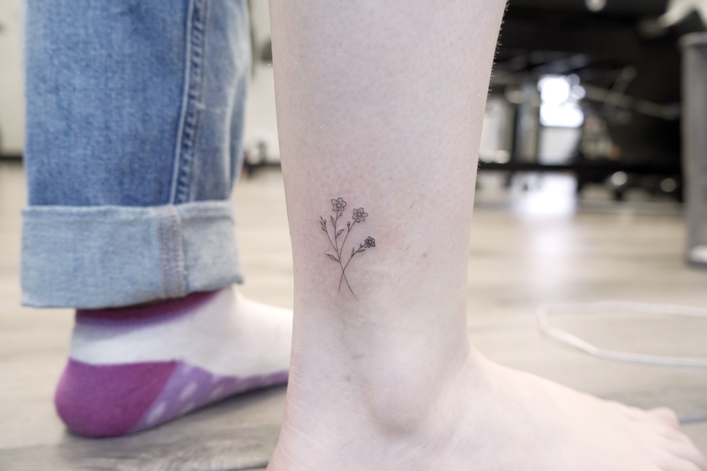 Vancouver Time Tattoo Forget Me Not Flower Tattoo Vancouvertattoo Burnabytattoo Vancouvertattooartist Tattooshop バンクーバー 밴쿠버 밴쿠버타투 Inked Fashion Floraltattoo Flowertattoo Flashtattoo Lineart