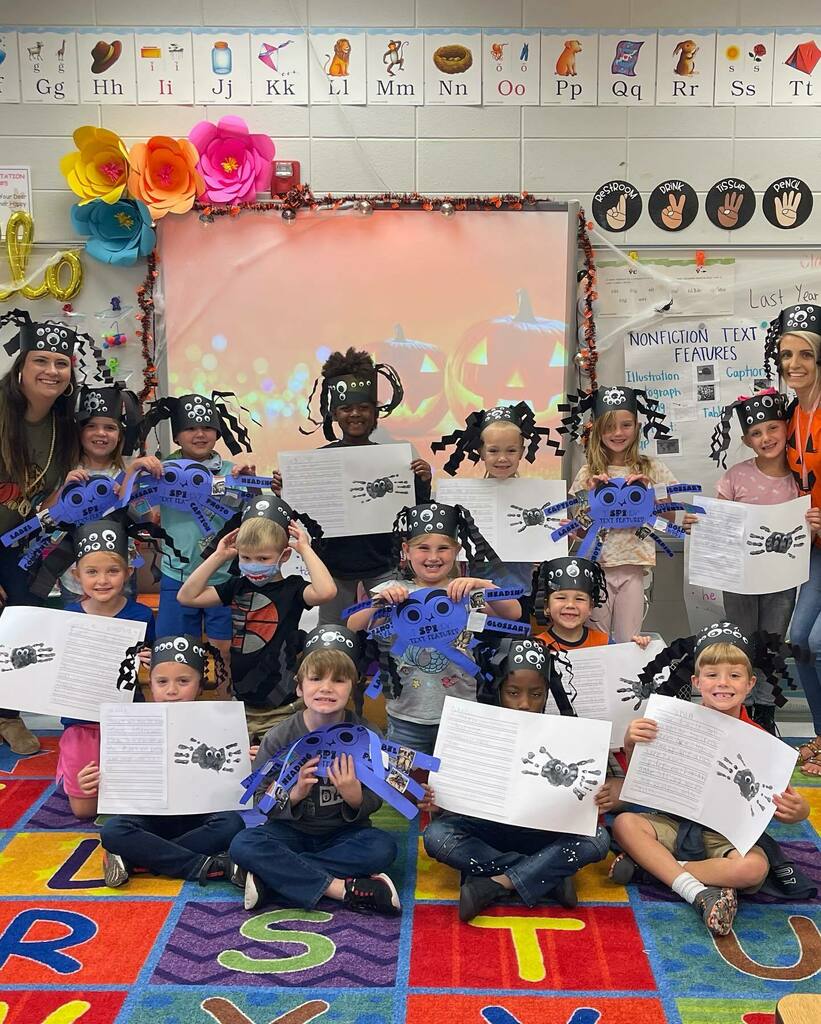 LakeParkElem's tweet photo. First graders in Ms. Ellis’ class are learning all about spiders! They made text feature spiders, wrote an informational writing piece about spiders, and even had a spider snack! #learningatlpe https://t.co/axJfDmtr5A https://t.co/9yesaODVqK