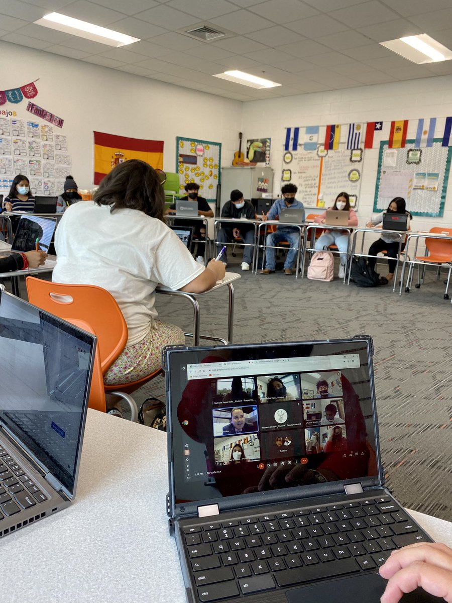 fvhscareers's tweet photo. @FuquayVarinaHS Mrs. Delgado’s class enjoying their guest speaker @telemundoh Carlos Robles #hewasamazing #rollbengals https://t.co/jOUl3dXsw6