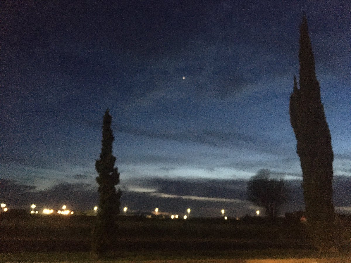 Magali_78's tweet photo. He aquí tu estrella que pasa Con tu respiración de fatigas lejanas
Con tus gestos y tu modo de andar
Con el espacio magnetizado que te saluda
Que nos separa con leguas de noche
Sin embargo te advierto que estamos cosidos A la misma estrella

Huidobro https://t.co/HoCsCiXLMe