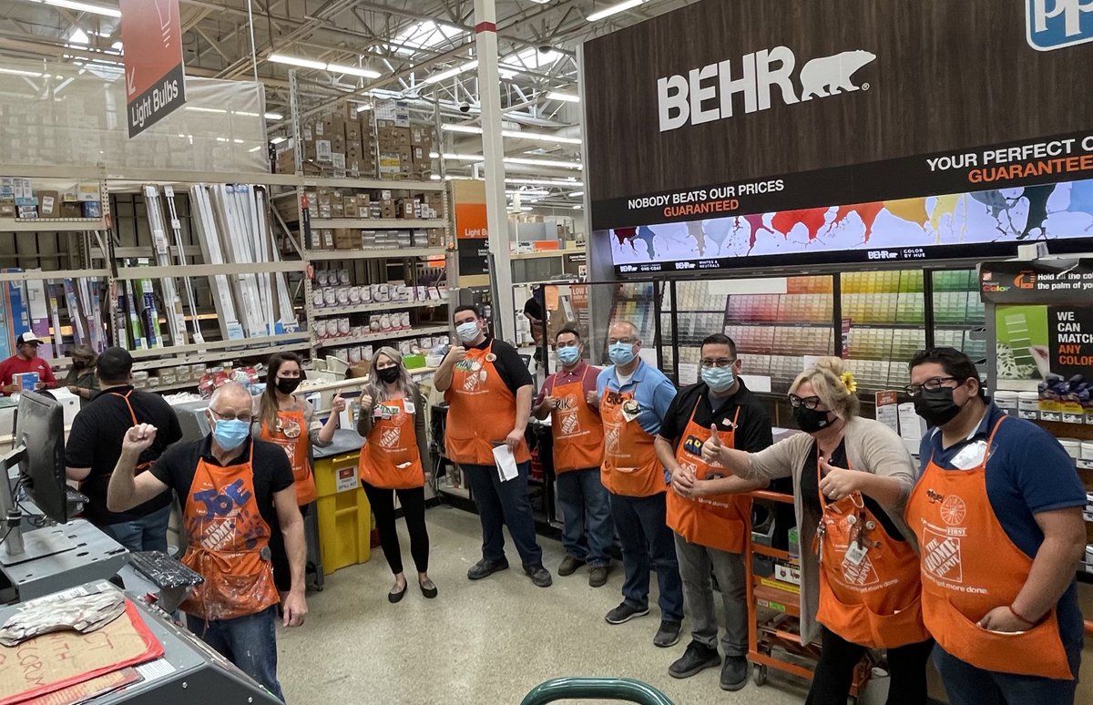 griffith_halee's tweet photo. Joe in D24 teaching all the DS’s the benefits of #ONEPAINT ! 🎨 https://t.co/xW8OB2lUcF