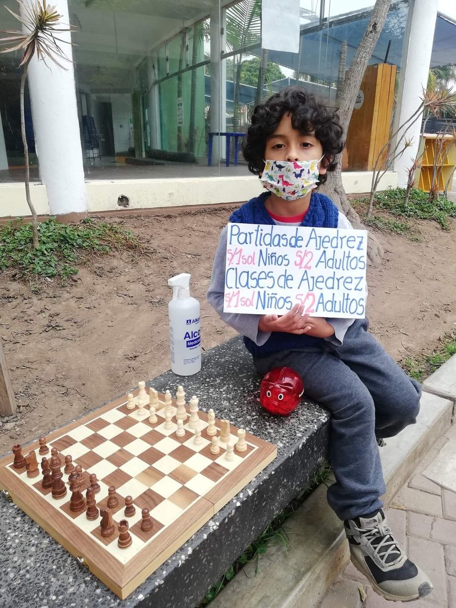 eabusad's tweet image. Esta foto e historia circula en redes sociales. El niño se llama Gabriel. Su pequeño e interesante negocio consiste en jugar ajedrez. Está en Lince, los mañanas de los fines de semana, al lado de la Biblioteca del Parque Castilla. En la foto están sus tarifas.