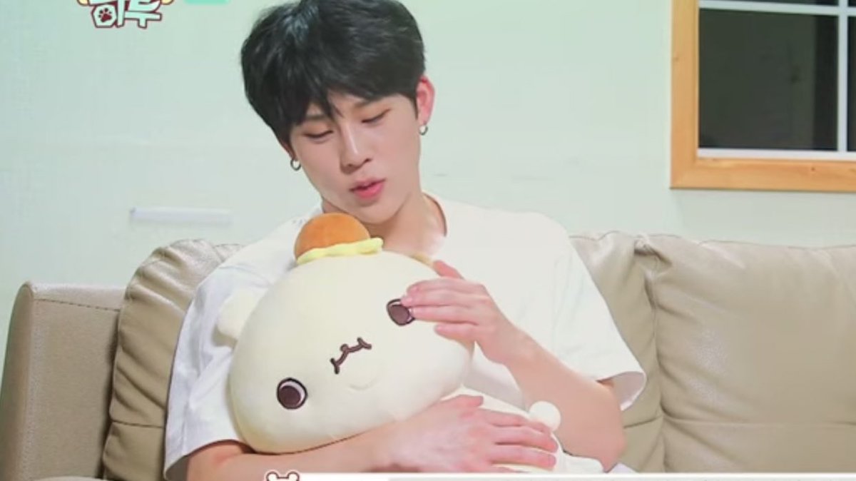 jooheonspace's tweet photo. Honeygom is his baby 🥺 #주헌 https://t.co/ueIhDUr1SV