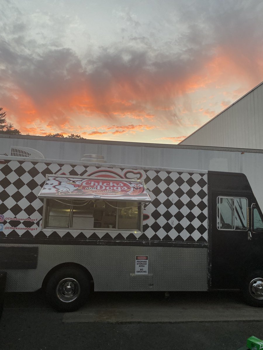 Chicksanddogs1's tweet photo. #Sunset #Chicken #nightshift #catering https://t.co/22xyTclDAb