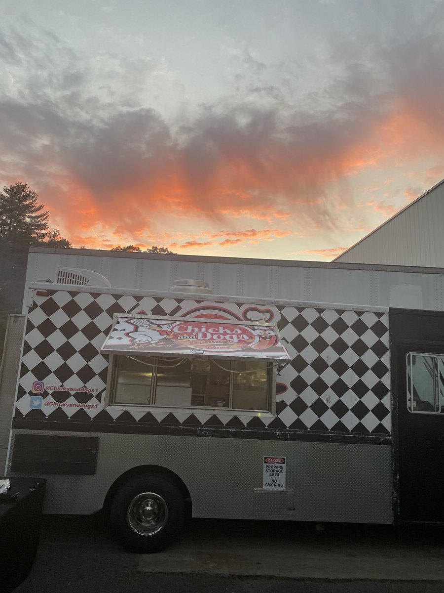 Chicksanddogs1's tweet photo. #Sunset #Chicken #nightshift #catering https://t.co/22xyTclDAb
