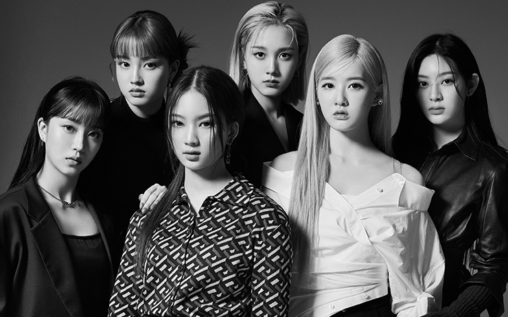 esquirekr's tweet photo. 요즘 대세 #스테이씨 와 나눈 첫 번째 이야기. 

‘음이탈’이 날지언정 소리 높여 라이브를 한다. 팬들과 수시로 소통하며 하하하 웃는다. 맹렬한 기세로 나아가는 신인 걸그룹, 스테이씨가 성장통 속에서 자신을 잃지 않는 법.
 
@STAYC_official #STAYC #interview
🔗https://t.co/nVCtm9JSgh https://t.co/njlIP5EJIE