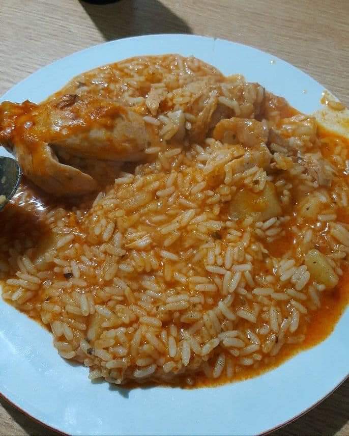 No les pasa que ven un guiso de arroz con pollo y se les explota el corazón de amor???❤️❤️❤️❤️❤️