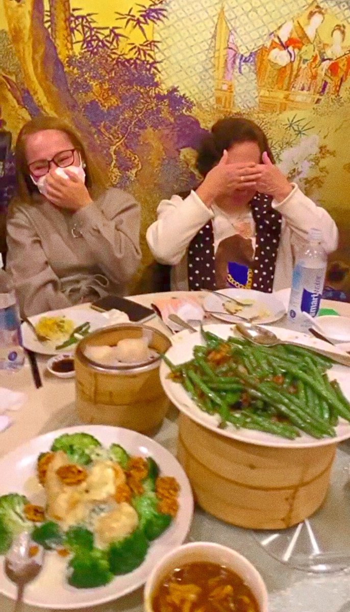 aaaa2986's tweet photo. This funny but sweet moment for their 3rd anniversary + the support of the people around them. PRICELESS 🧡 https://t.co/MWsSHQj8Sg